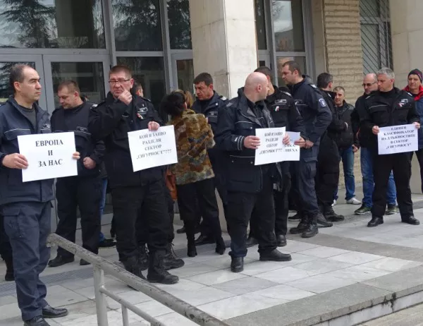"Съдебна охрана": Борисов като дава 100 млн. лева на полицаите, има и за нас