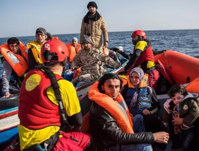 Мигранти, доплували с лодката си до Великобритания, шокираха местните хора (Видео)