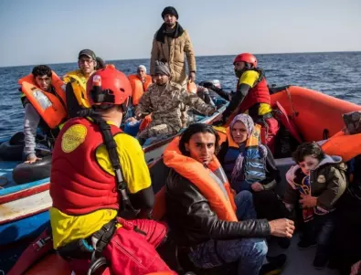 Нов сигнал за кораб с мигранти край Гърция