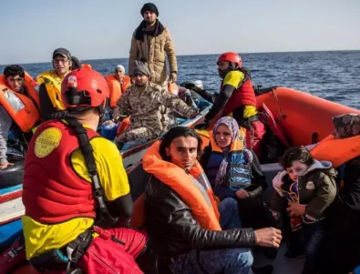 Спасени са 86 мигранти от лодка край Канарските острови  