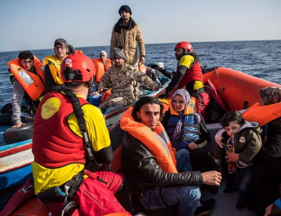 Откриха лодка с мигранти край остров Лесбос, един е мъртъв