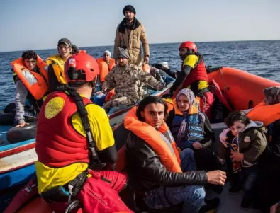 Лодка с мигранти потъна край гръцки остров