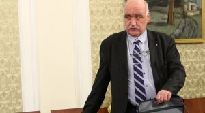 Парламентът освободи Камен Плочев като управител на Здравната каса