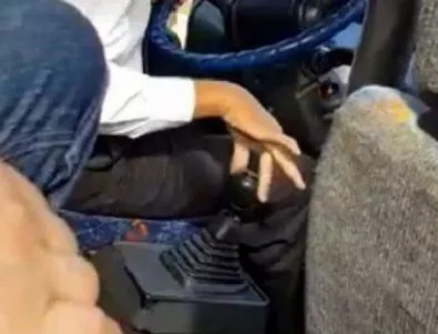 Шофьор на автобус от Бразилия показва специално отношение към скоростния си лост (ВИДЕО)