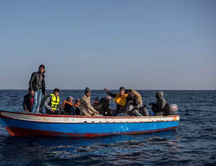 Засилва се натискът към Италия да приеме около 1000 мигранти, спасени в Средиземно море