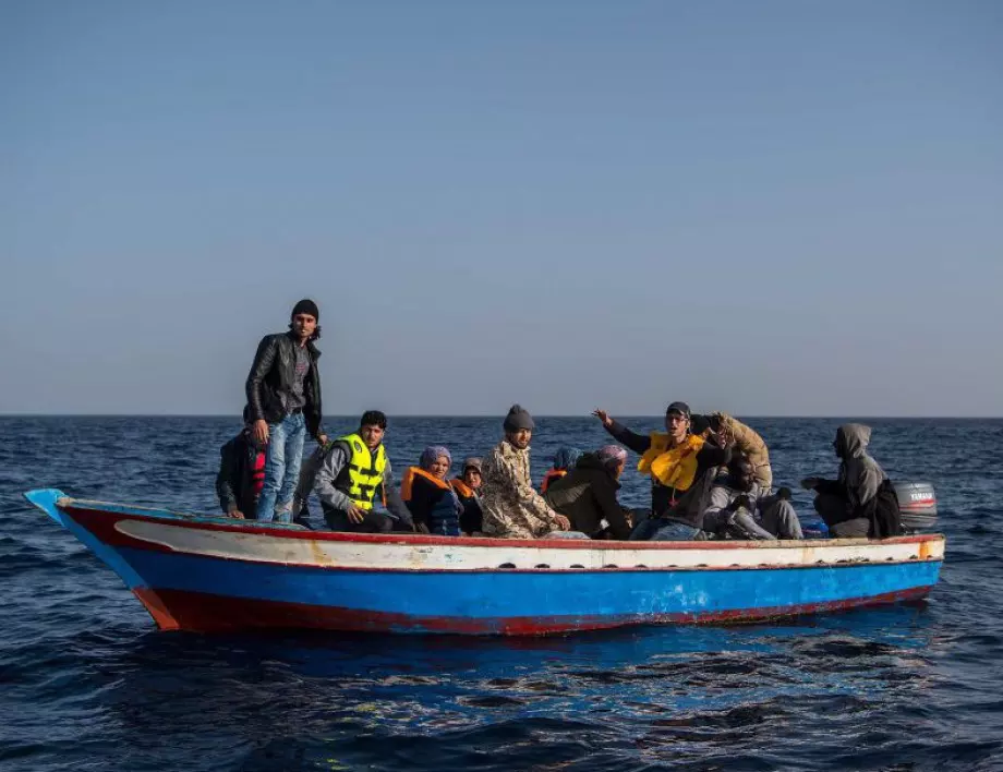 Ливан спаси десетки мигранти от потъващ кораб