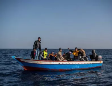 Испанската брегова охрана спаси 340 имигранти, сред които 100 деца