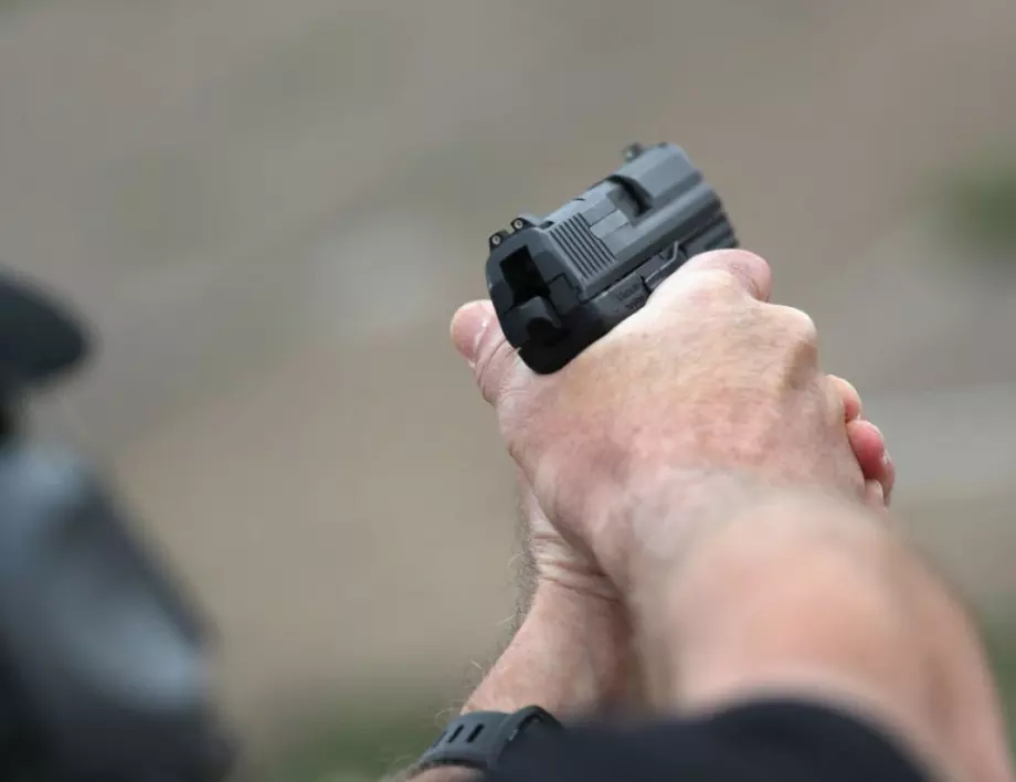 Постоянен арест за мъжа, насочил пистолет срещу съсед