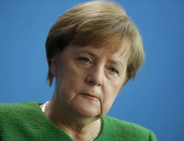Рейтингът на Меркел пада драстично