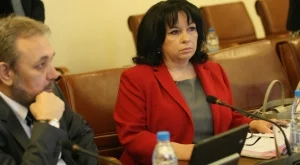 Зад купувача на ЧЕЗ няма политически гръб, твърди Петкова
