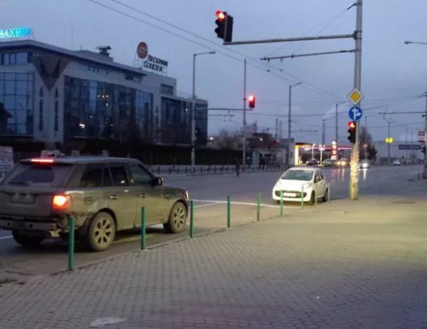Да паркираш по най-нахалния възможен начин - пред светофар (СНИМКИ)