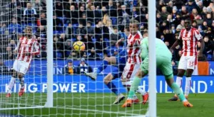 Автогол остави Стоук Сити в зоната на изпадащите