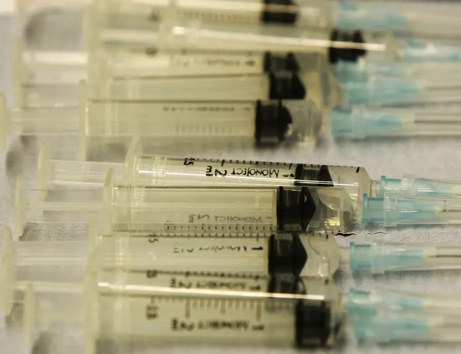 Измамници продават безплатна ваксина във Великобритания