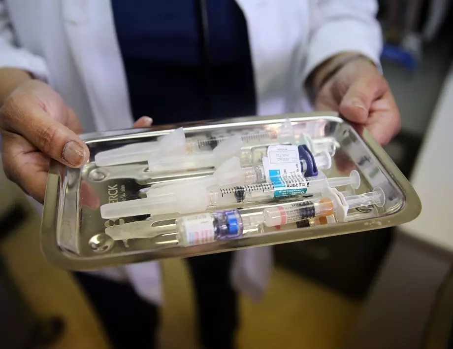 Медицински служител умишлено похаби почти 600 ваксини срещу коронавирус
