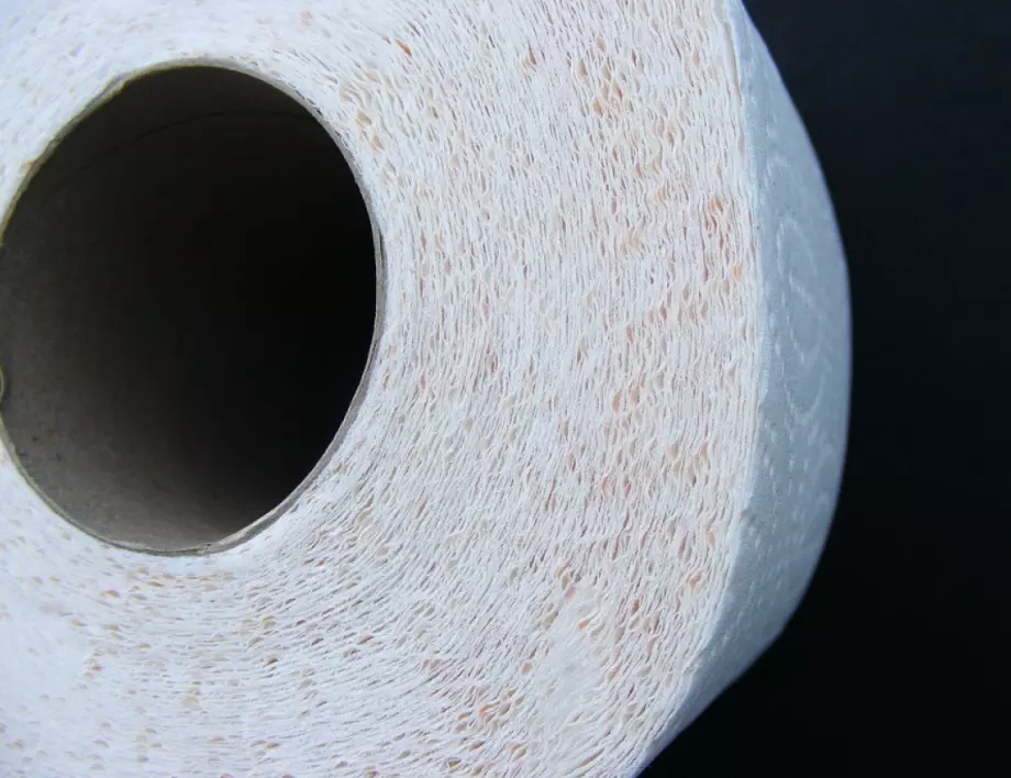 Коя е "правилната" посока за закачане на тоалетната хартия?