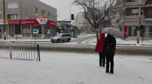 Над 1000 човека чистят тротоарите в София 