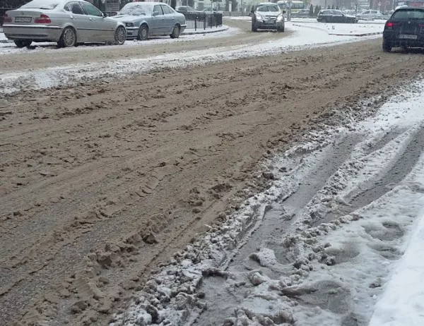 15 см сняг в Асеновградско, пътищата се почистват машинно от 10:00 ч.