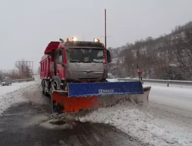 Снегопочистването в София продължава, техниката влезе и в кварталите