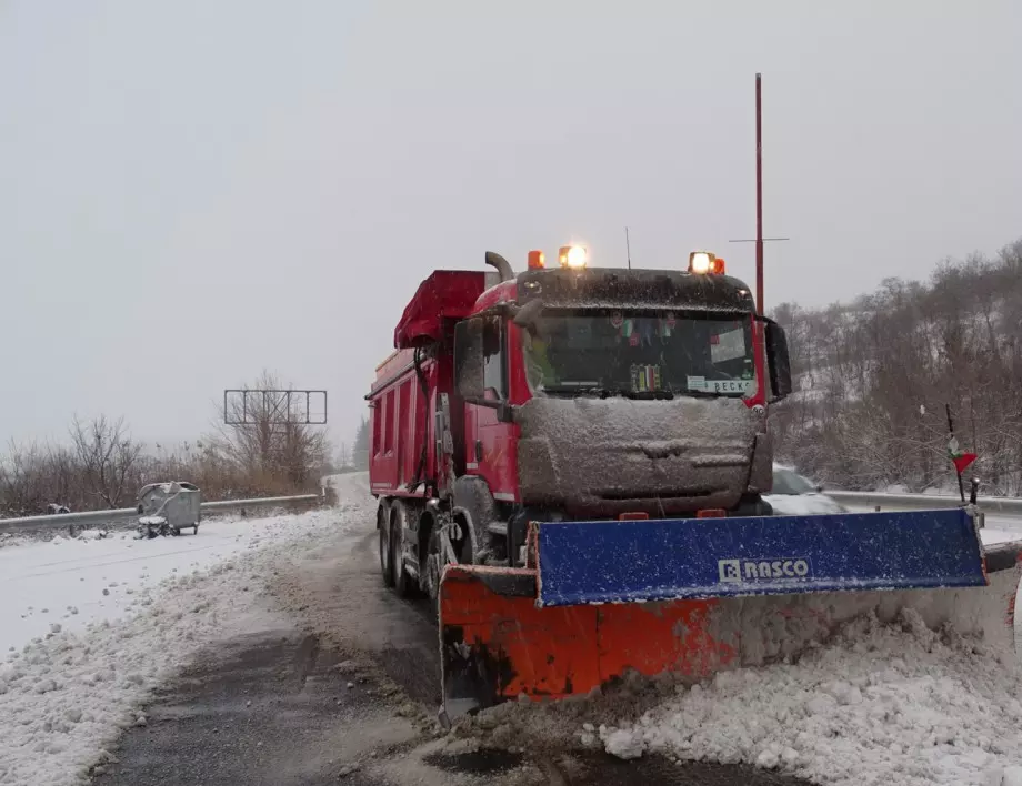 Засега: Само 100 млн. лева за пътните фирми за почистване през зимата