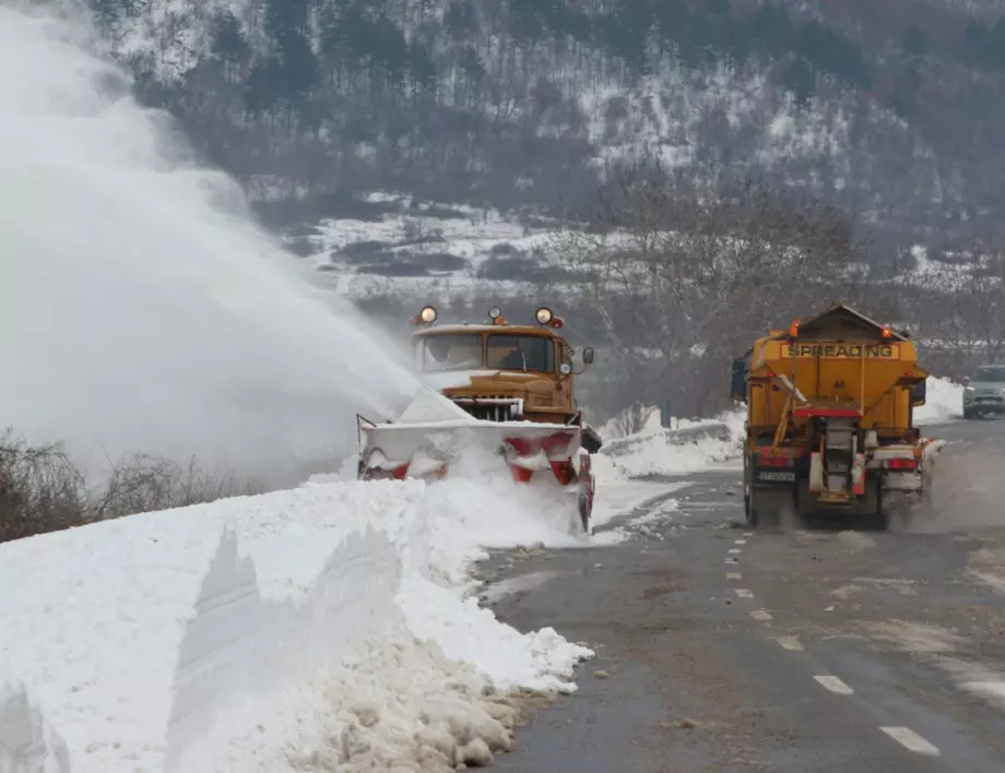 Движението през ГКПП "Гюешево" в двете посоки е ограничено за камиони заради снеговалеж