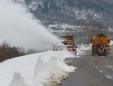 Закъсали коли, населени места без ток и вода и силен снеговалеж в Старозагорско