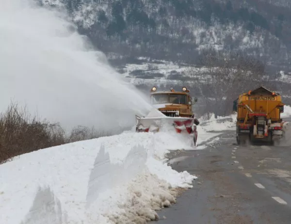 Закъсали коли, населени места без ток и вода и силен снеговалеж в Старозагорско