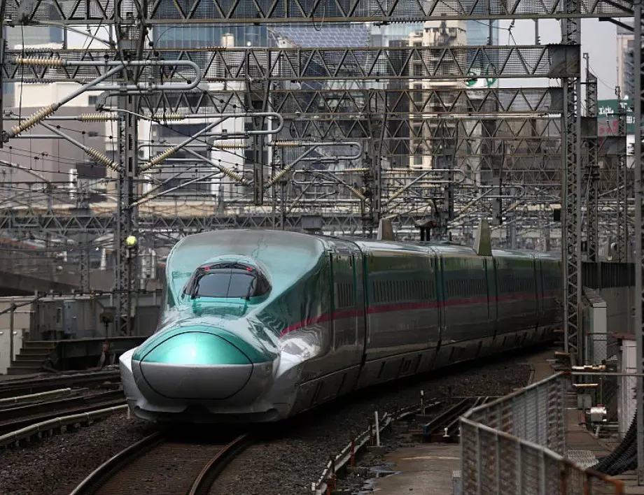 Държавата купува десетки влакове, включително високоскоростни