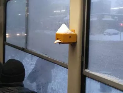Снегът разкри как софиянци не дупчат билет за градски транспорт (СНИМКА)*