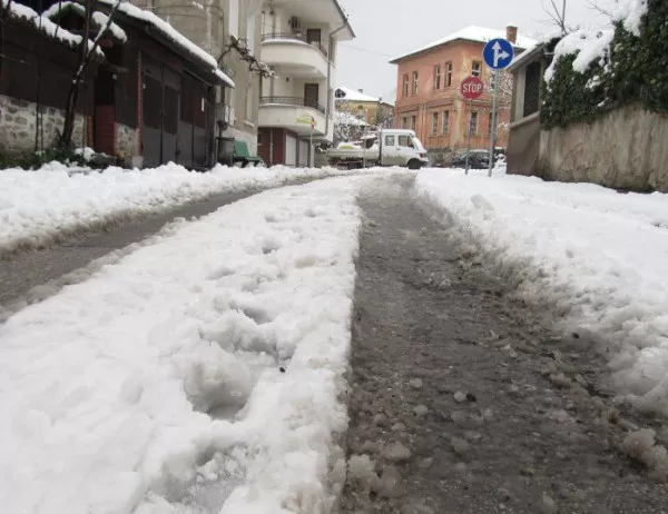 Снеговалежът затрудни достъпа до два квартала в Асенoвград