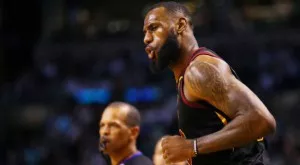 ЛеБрон: В последните 3 мача играх със счупена ръка