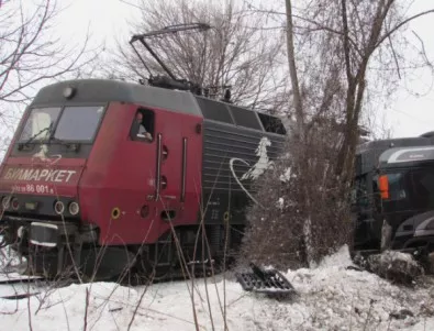 ТИР катастрофира на метър от жп линията край пътя Русе-Бяла (СНИМКИ)