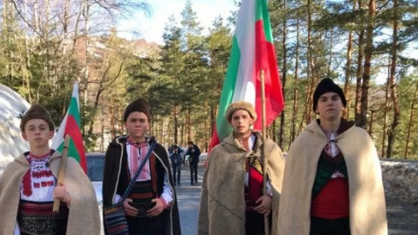 Стотици изкачват историческа Шипка  в деня на Освобождението (ВИДЕО)