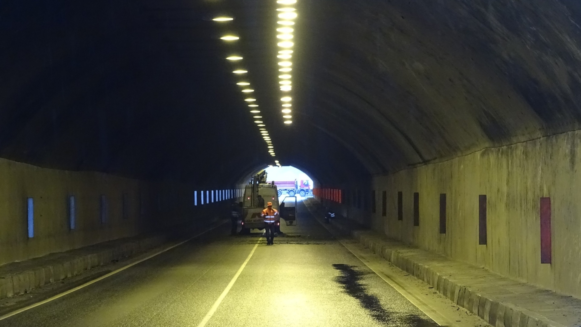 Подменят повреденото осветление в тунел „Траянови врата“ | Actualno.com