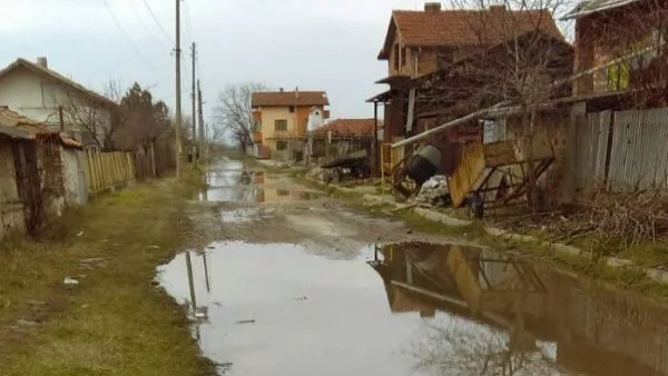 Езеро насред улица в с. Конуш