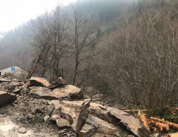 Шофьорите да внимават в Смолянско заради падащи камъни