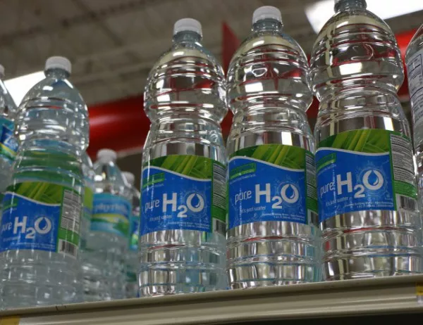 СЗО: В бутилираната вода има пластмаса