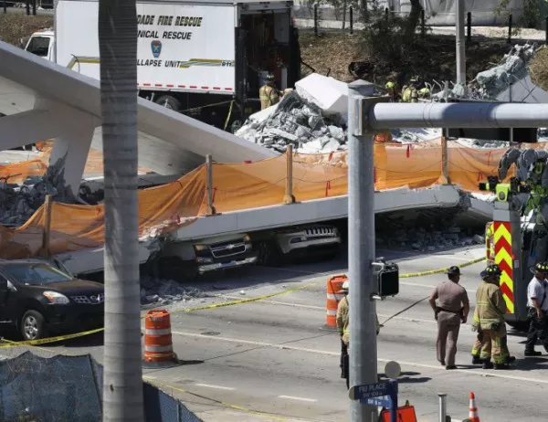 Пешеходен мост пропадна във Флорида, има загинали (ВИДЕО)