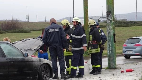 БМВ на газ пламна в движение в Благоевград, водачът не е пострадал