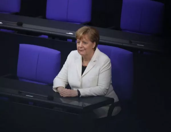 Меркел получи отсрочка от коалиционния си партньор за бежанците