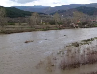 Опасно се покачват нивата на реките Струма и Места