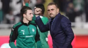 СНИМКА: Фенове на Омония не искат Петев да напуска