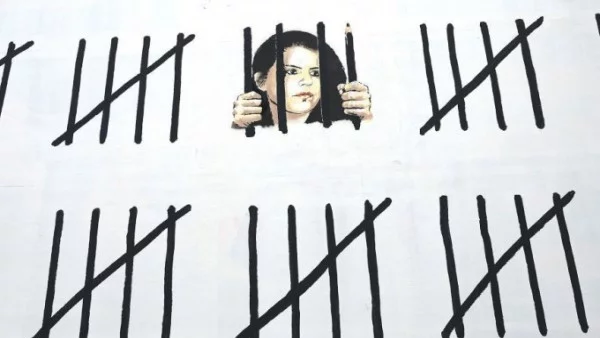 Графити артист изрисува Ню Йорк в защита на турска художничка