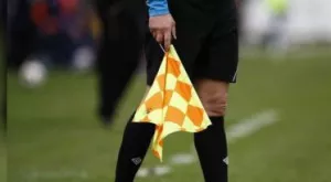 Съдия спаси живота на футболист по време на мач