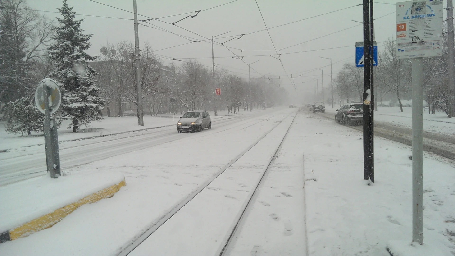 Зимата прекъсна и влаковото движение в някои участъци