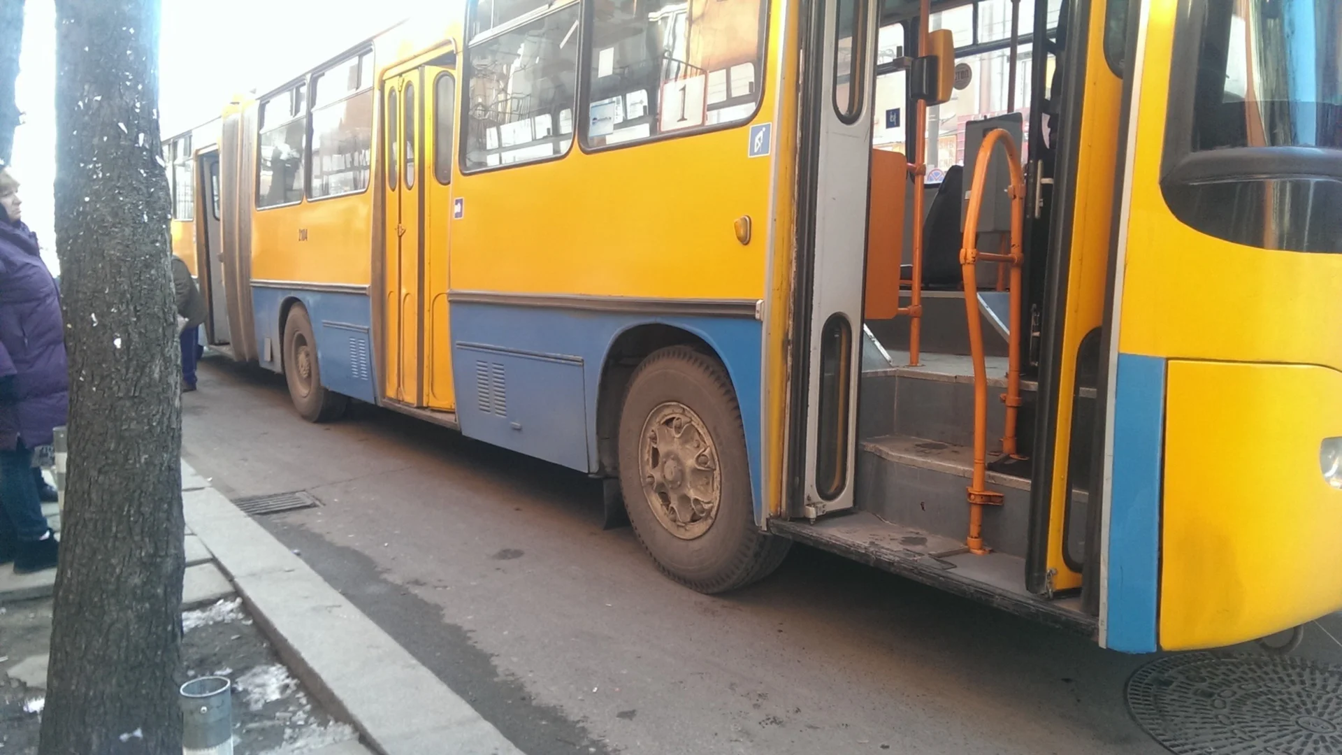 Възрастен мъж пострада в автобус на градския транспорт в Бургас