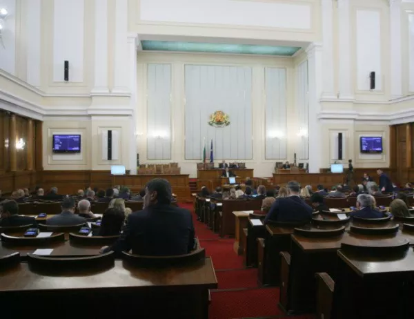 Депутатите гледат на второ четене спорния законопроект за горивата