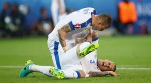 (18+) Екс звезда на Ливърпул си глътна езика след удар на топката в лицето