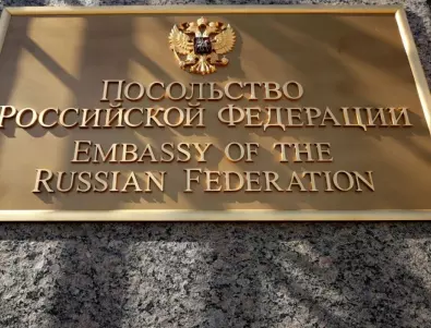 Руските служби шпионират с антени върху посолствата си в Европа, твърди разследване