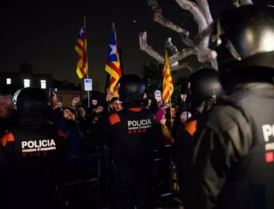 Протест и бой с полицията в Барселона заради ареста на Пучдемон (ВИДЕО)