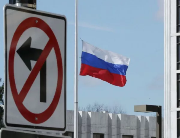 Експулсираните дипломати напускат американското посолство в Москва
